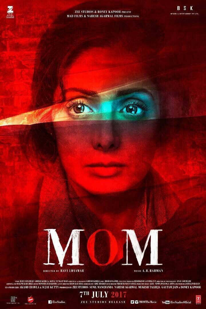 L'affiche originale du film Mom en Hindi